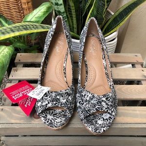 Brand New Floral Print Canvas Open Toe Wedges heel